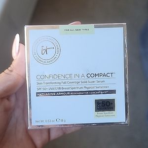 It Cosmetics Confidence in a compact Full Coverage Solid Super Serum Tan 50+SPF